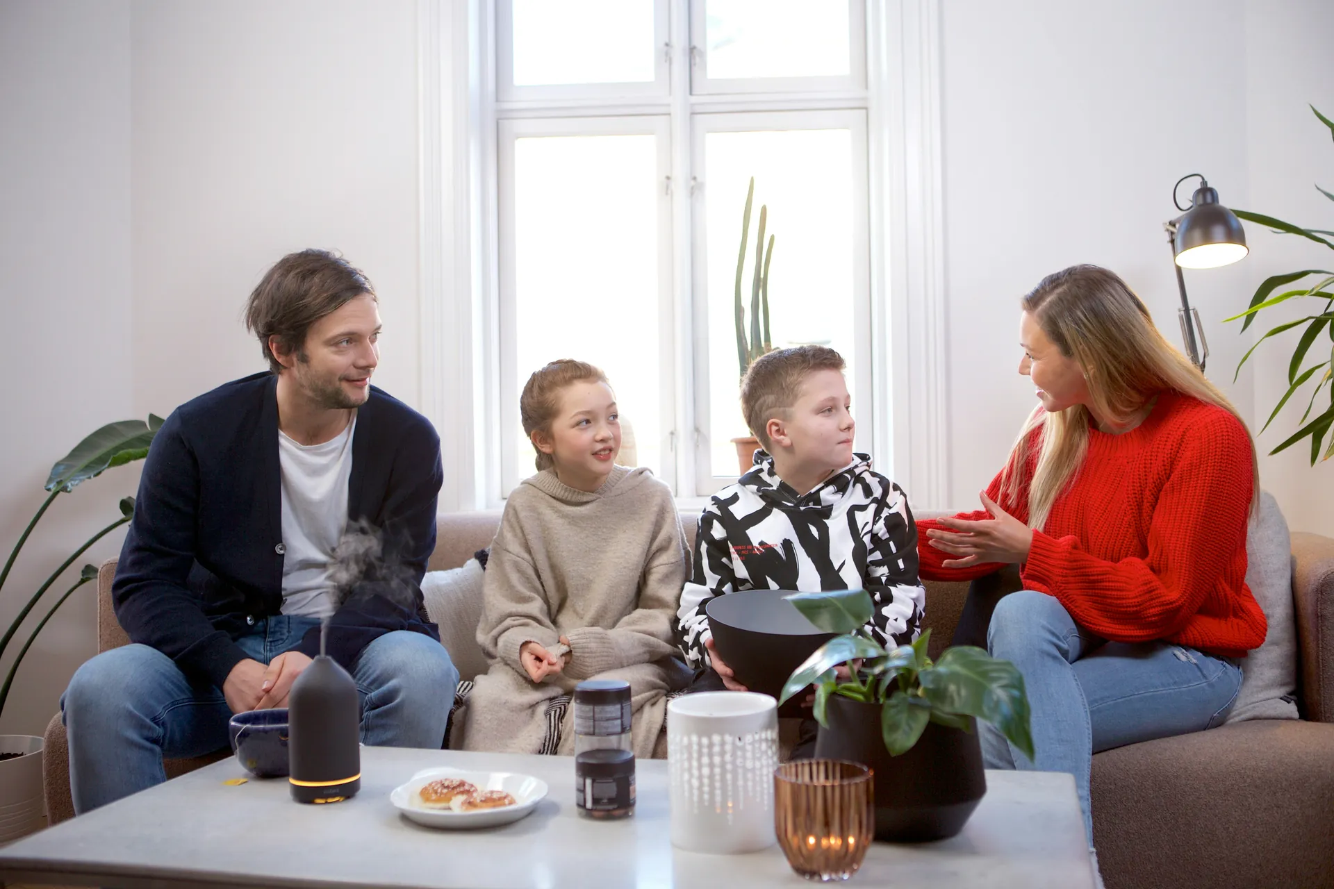 Familia en exterior acompañada por Pekemente