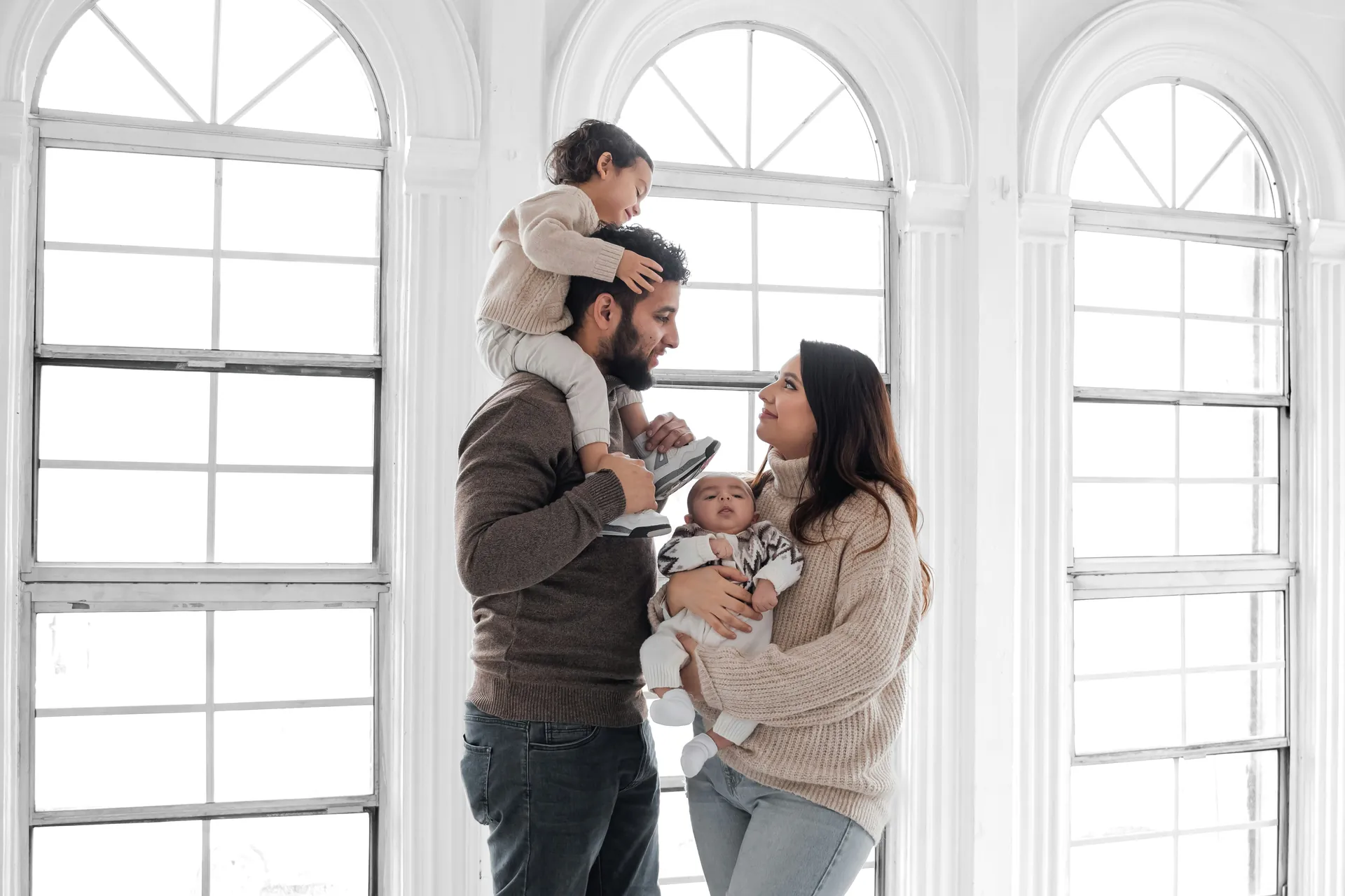 Familia en exterior acompañada por Pekemente