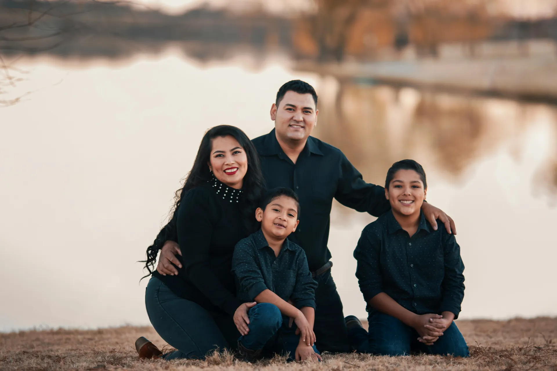 Familia en exterior acompañada por Pekemente