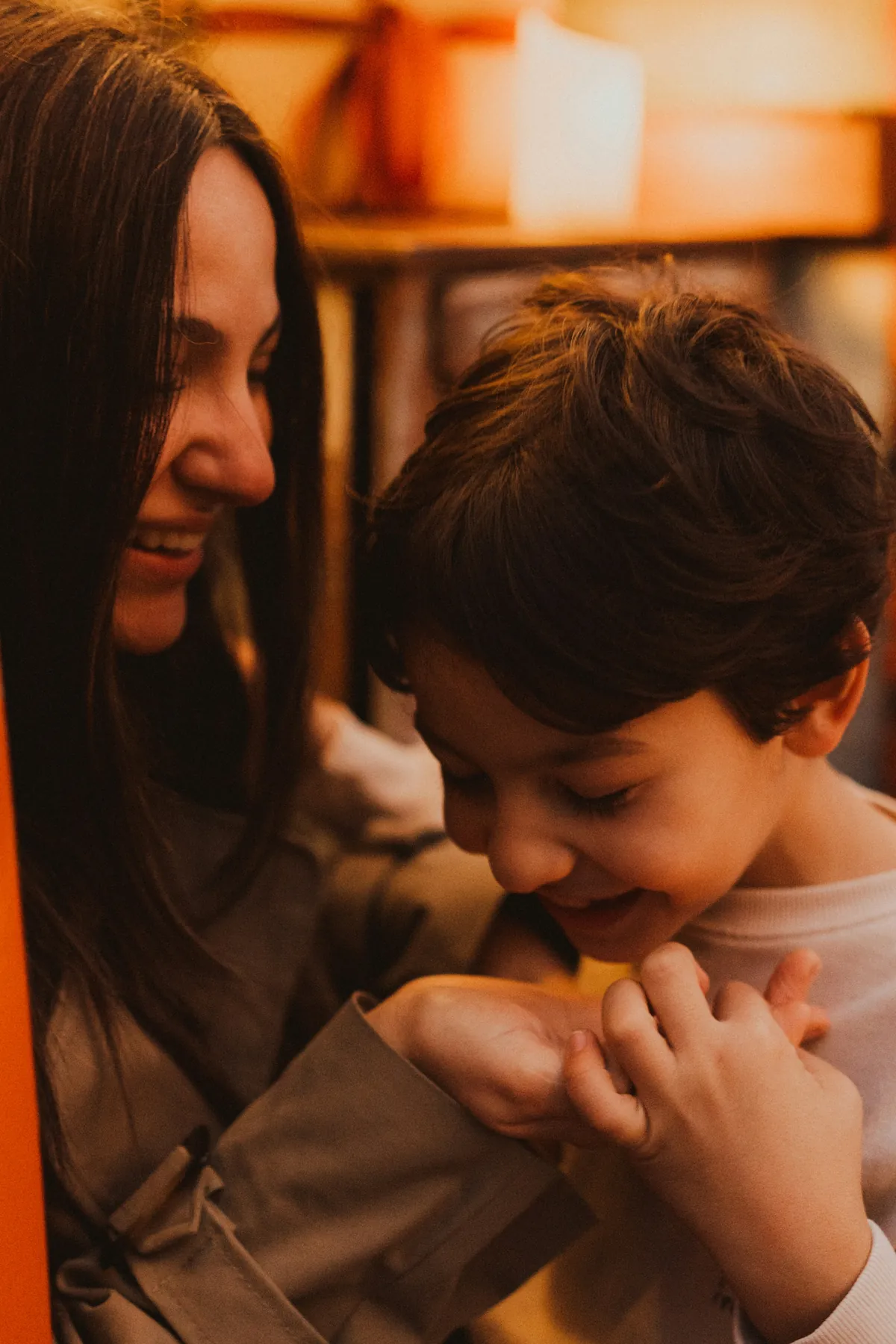 FOTO · PADRE O MADRE CON HIJO · MOMENTO CÁLIDO