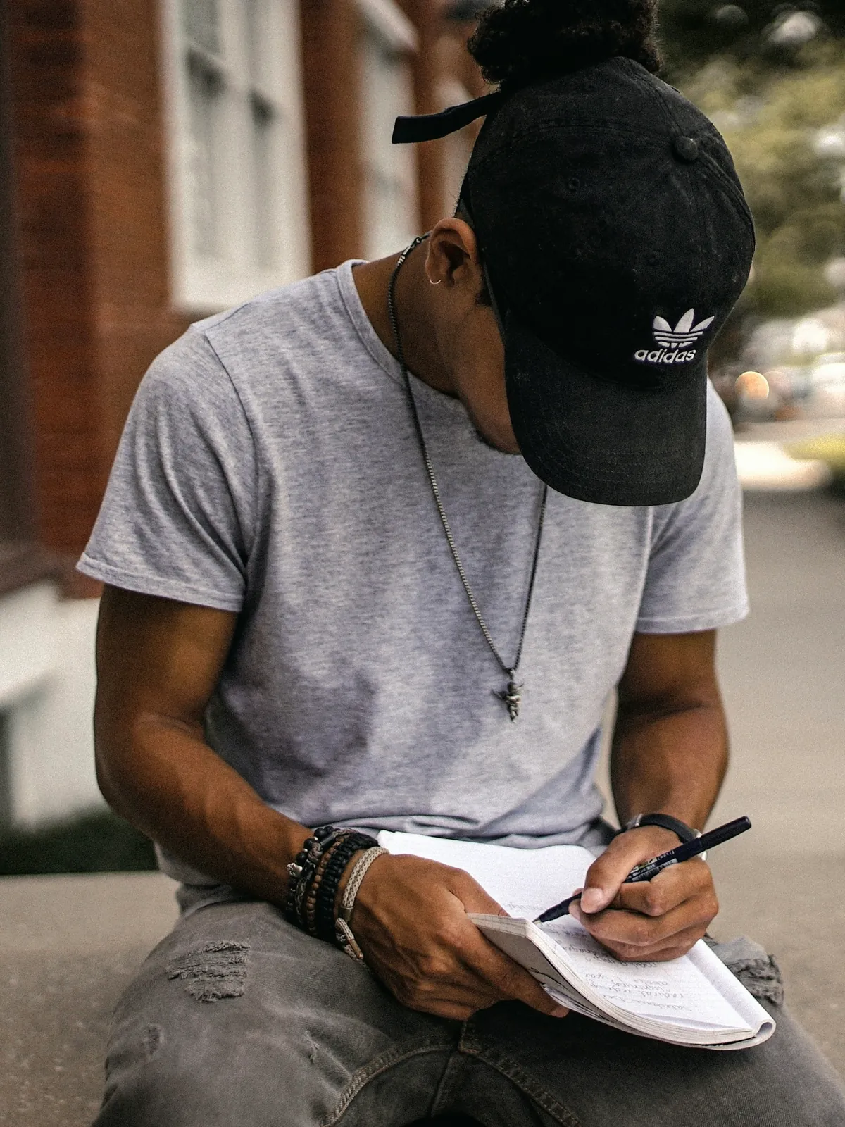 FOTO · JOVEN CON LIBRO